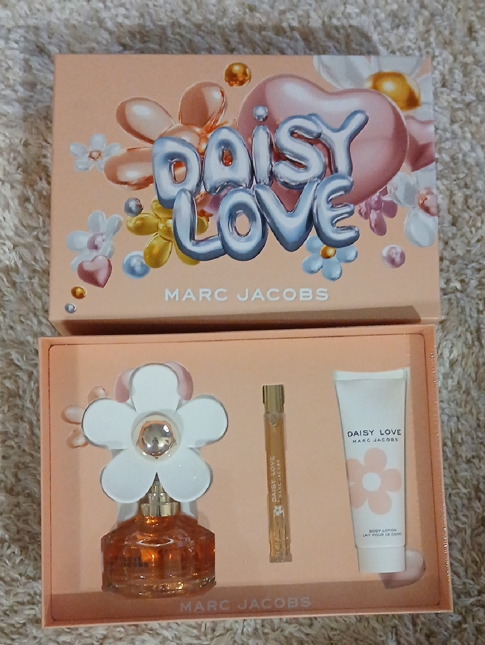 NWT DAISY LOVE